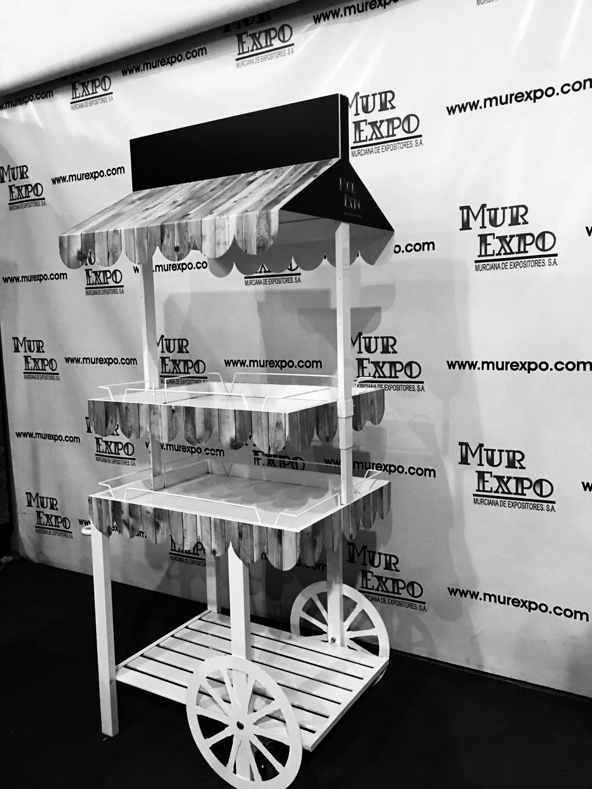 Carrito expositor decorativo de madera diseñado por Murciana de Expositores