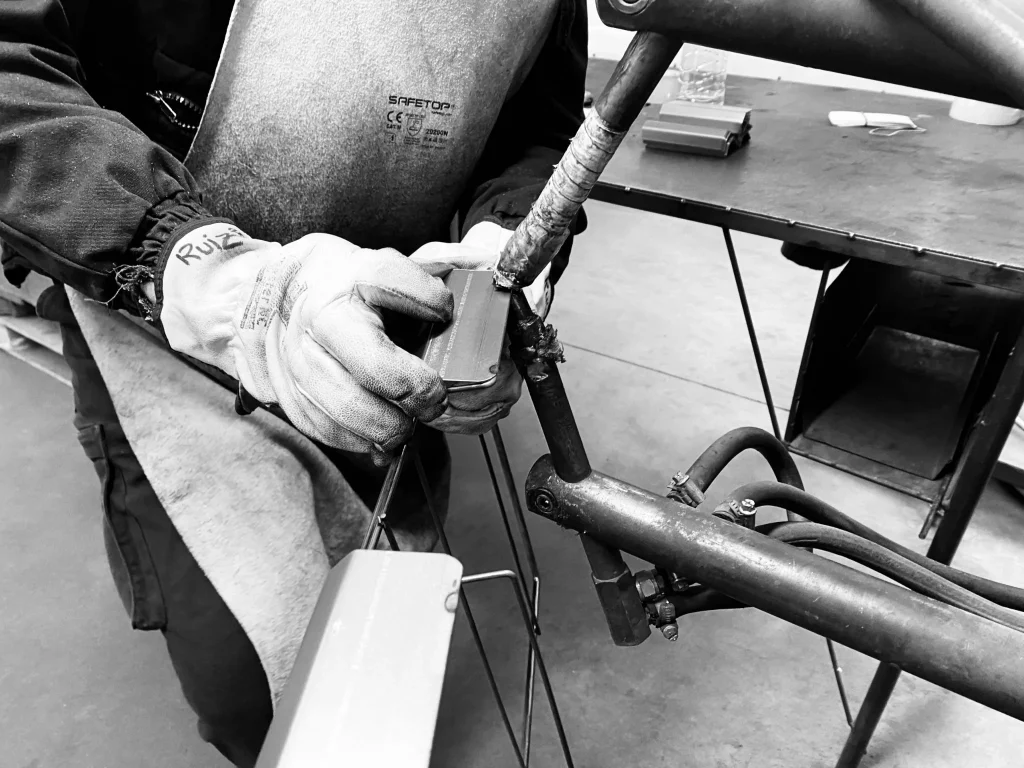 Detalle del proceso de murexpo: soldadura en la fabricación de expositores metálicos