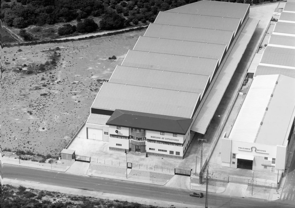 Vista aérea de la nave industrial de Murciana de Expositores en Murcia